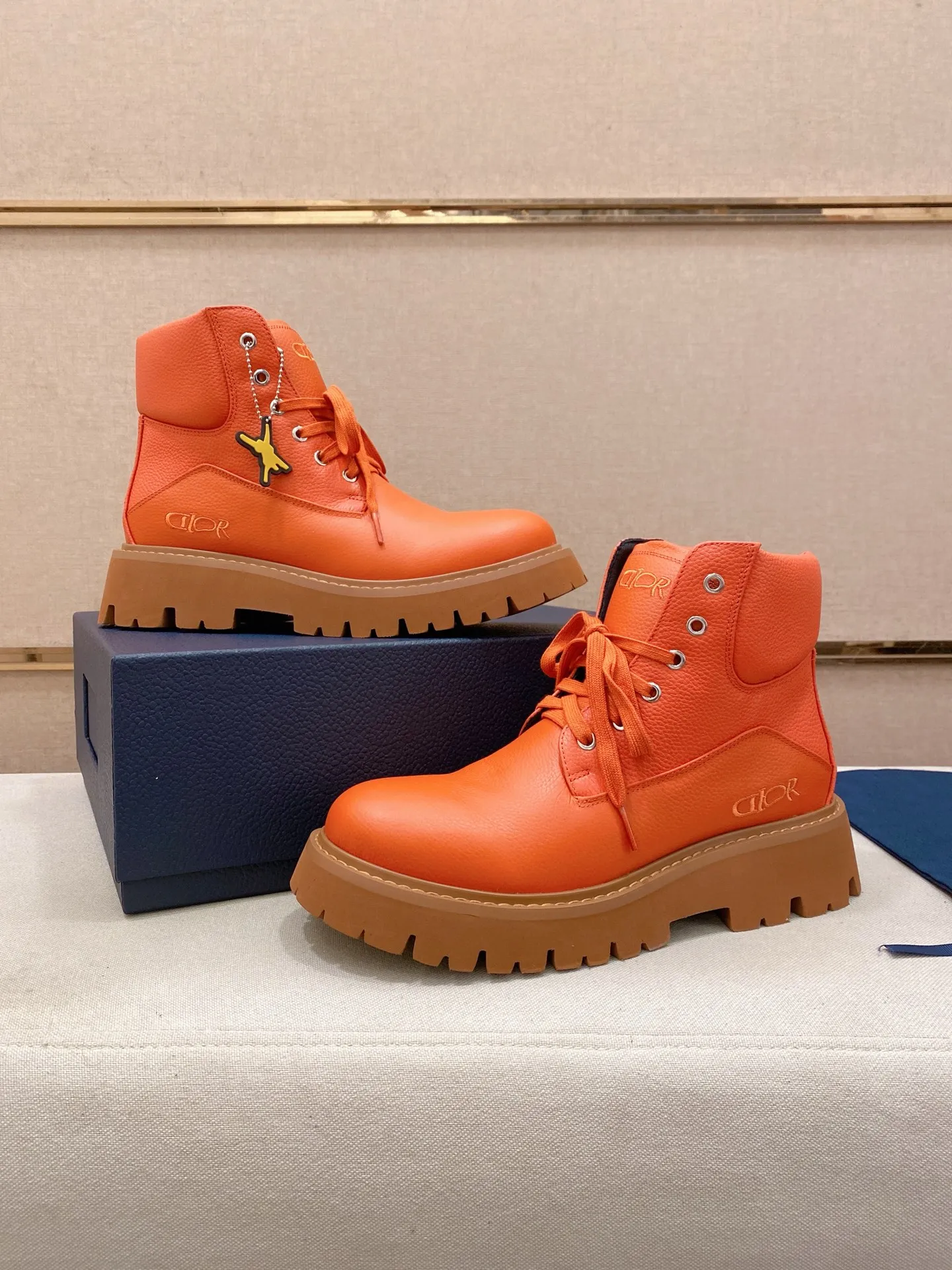 Factory price: 580💰 [Dior·Dior] New casual high-top men's shoes, new spring and summer design, perfect workmanship, lace-up lazy style to create wardrobe quality, upper: imported first-layer cowhide, high-grade sheepskin lining soft and comfortable, ultra-light TPU wear-resistant outsole, simple, versatile fashion men's shoes, excellent color code number 38-44. Customized at 45.46